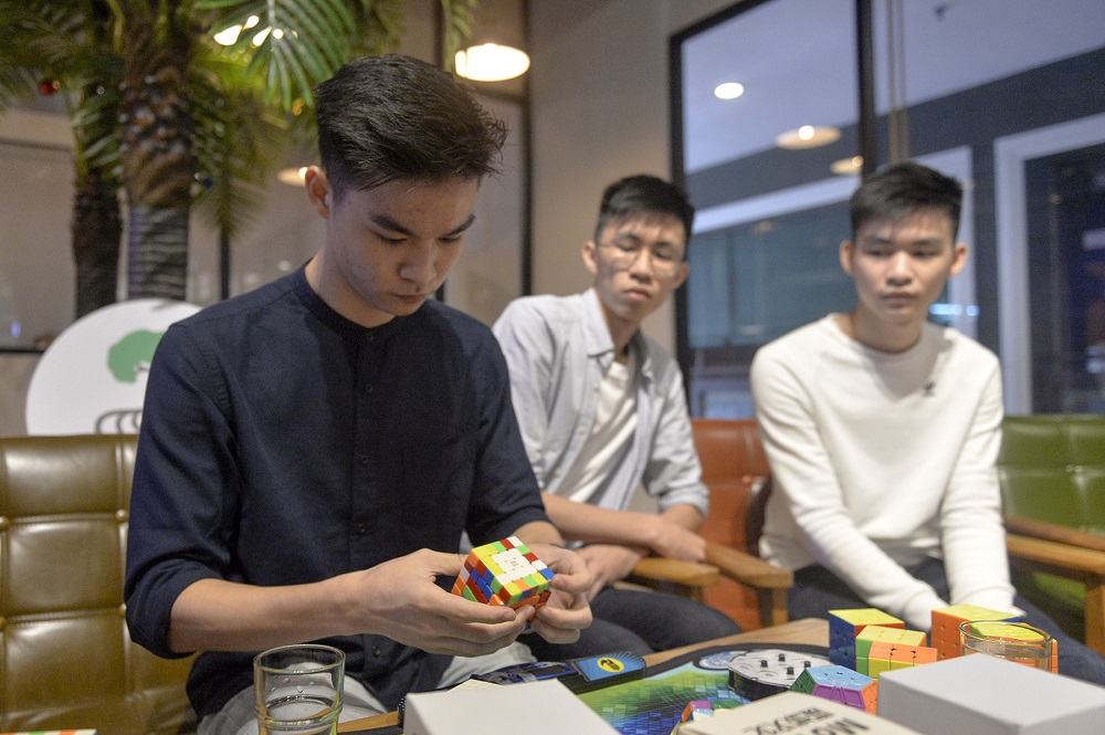 Eason and Darren Siew watch on as their brother Manfred solves a 5x5 Rubiku00e2u20acu2122s cube. u00e2u20acu201d Pictures by Mukhriz Hazim