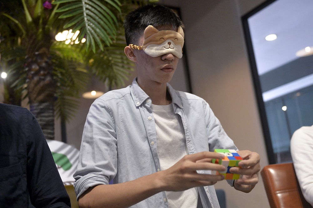 Eason Siew, 20, attempting to solve a 3x3 Rubik’s cube blindfolded. P.S. he did it under two minutes! 