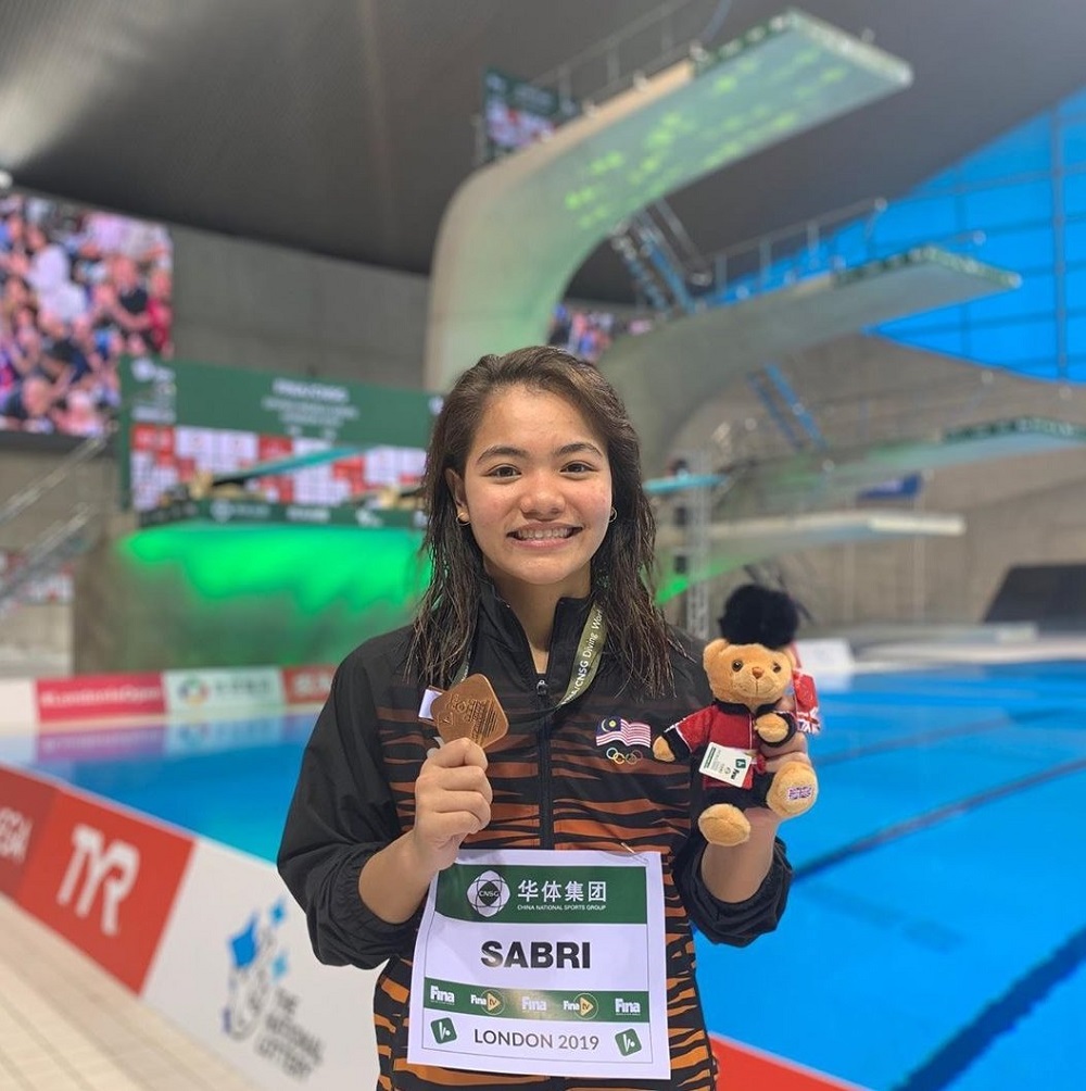 National womenu00e2u20acu2122s diver, Nur Dhabitah Mohd Sabri, poses with her bronze medal at the 2019 Diving World Series in London May 19, 2019. u00e2u20acu201d Picture via Twitter/Team MAS