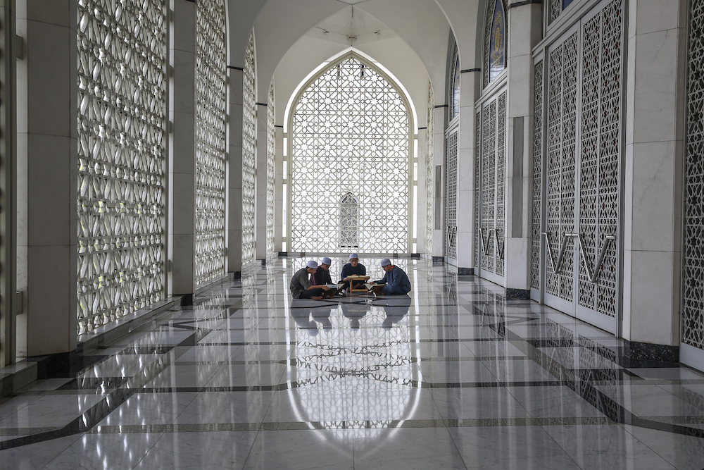 Boys recite the Quran at Sultan Salahuddin Abdul Aziz Shah Mosque in Shah Alam May 22, 2019. u00e2u20acu201d Picture by Yusof Mat Isa