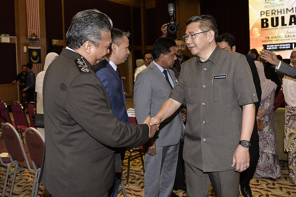 Agriculture and Agro-based Industry Minister Datuk Salahuddin Ayub greets officers after the ministryu00e2u20acu2122s monthly assembly in Putrajaya May 23, 2019. u00e2u20acu201d Picture by Miera Zulyana