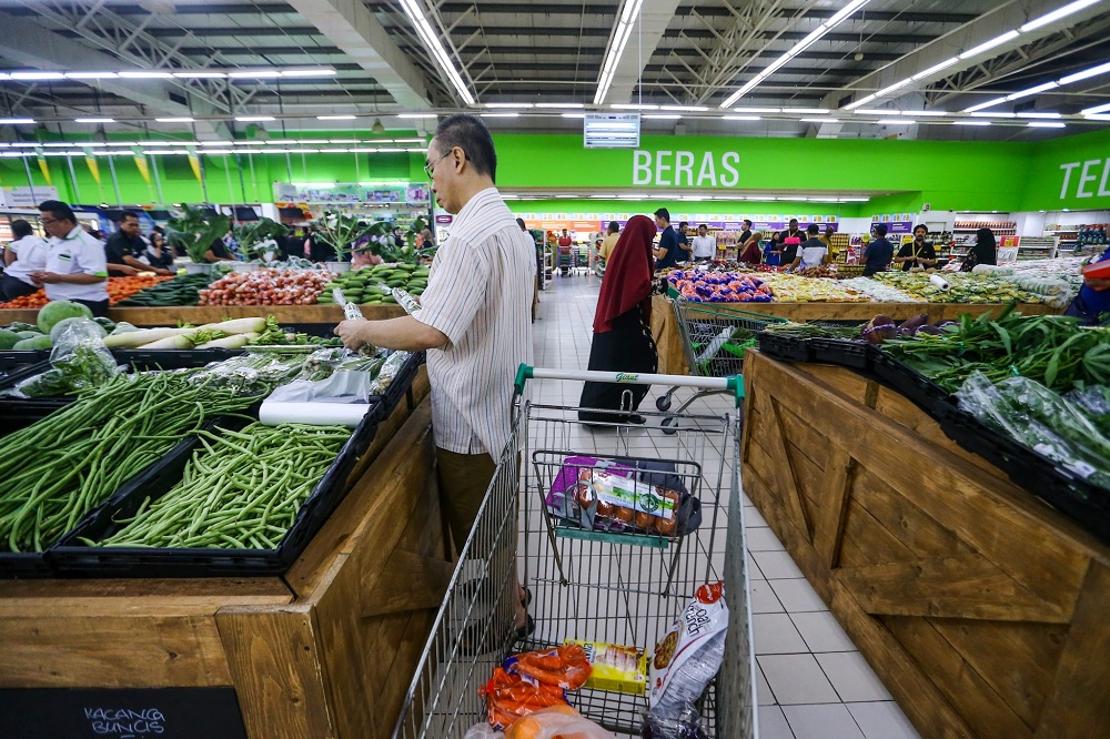 People buying fresh produce at Giant Hypermarket Batu Caves in Kuala Lumpur May 23, 2019. u00e2u20acu201d Picture by Hari Anggara