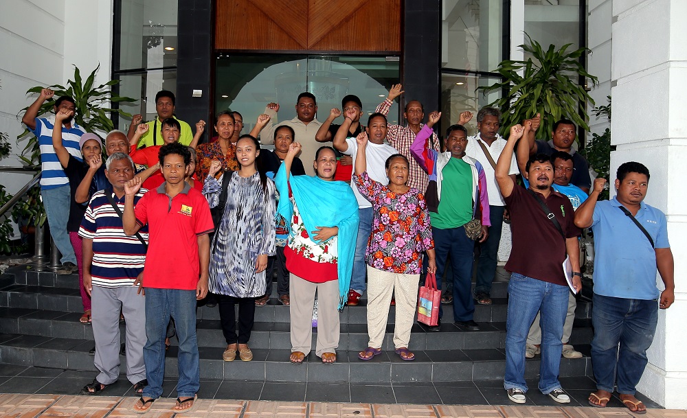 Orang Asli settlers from Ulu Geruntum, Gopeng outside the Ipoh High Court May 24, 2019. u00e2u20acu201d Picture by Farhan Najib