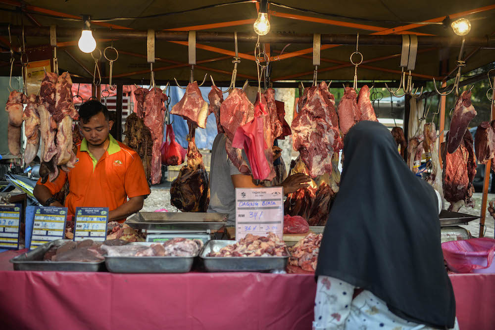 Peoples shop at a wet market in Shah Alam May 26, 2019. u00e2u20acu201d Picture by Miera Zulyana
