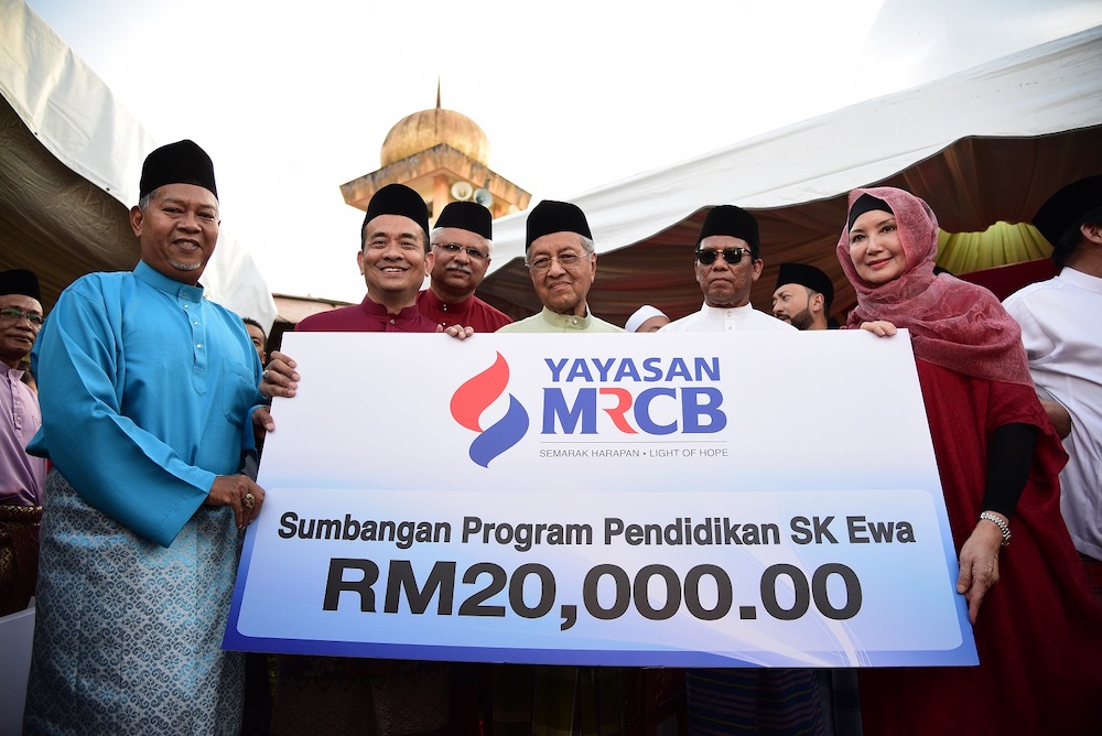 The donation was presented at a buka puasa event in Teluk Ewa, attended by Langkawi MP Tun Dr Mahathir Mohamad. u00e2u20acu201c Pictures courtesy of Yayasan MRCB