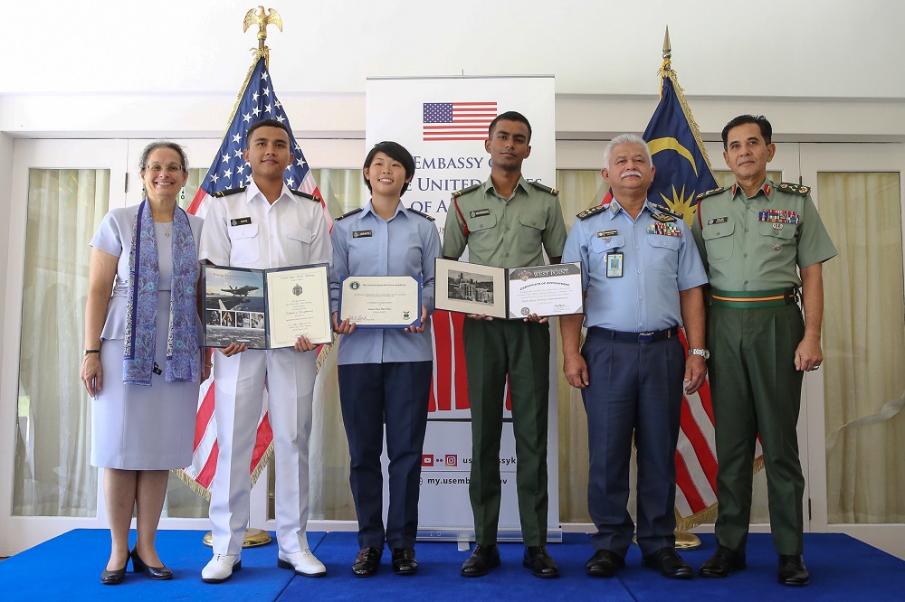 (From left) US Ambassador Kamala Shirin Lakhdrin, Muhammad Aniq Hilman Haslimi, Grace Sian Ern Hui, Mateshan Varma Subramaniam, Datuk Kamalruzaman Mohd Othman and Datuk Abdul Halim Jalal in Kuala Lumpur May 29, 2019. u00e2u20acu201d Picture by Yusof Mat Isa 