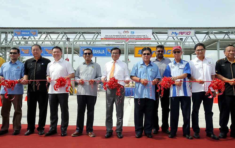 Deputy Works Minister Mohd Anuar Mohd Tahir (centre) at the opening of the 18km-long West Coast Expressway Section 8 in Teluk Intan May 31, 2019. u00e2u20acu201d Picture by Farhan Najib