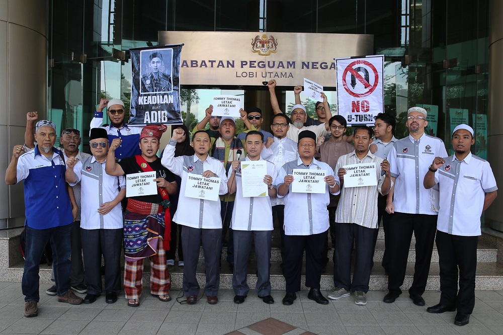 Gerakan Pembela Ummah chairman Aminuddin Yahaya (centre) and other members gather in protest outside the Attorney Generalu00e2u20acu2122s Chambers in Putrajaya May 31, 2019. u00e2u20acu201d Picture by Yusof Mat Isa
