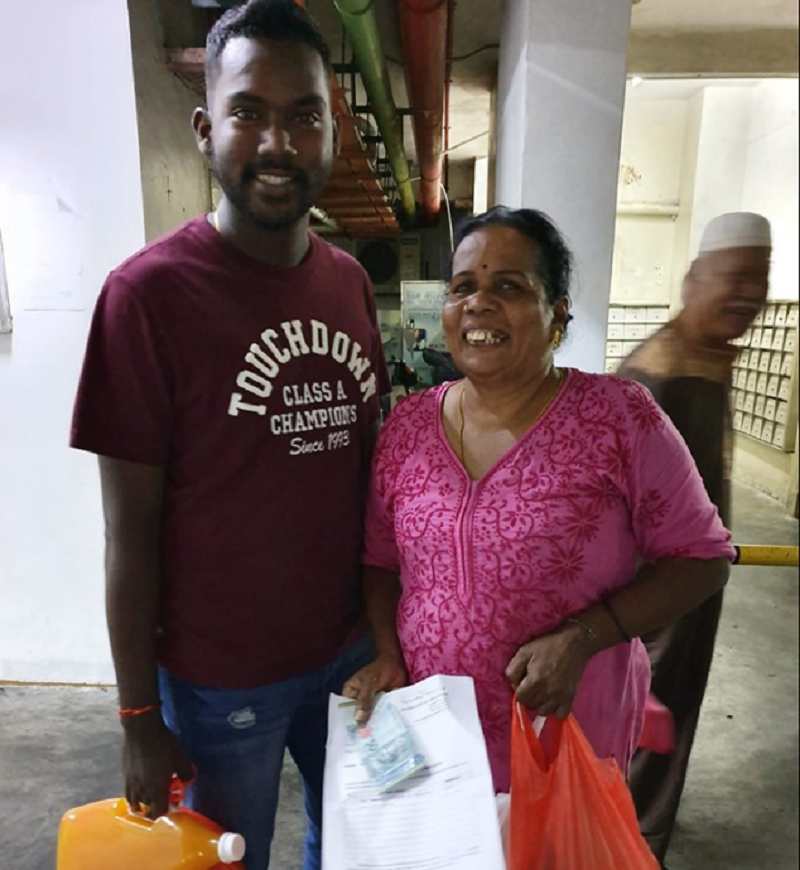 Vijayalechumy Shamugam (Aci), 56, visits the u00e2u20acu02dcsurauu00e2u20acu2122 near her home in Ulu Klang every year to donate food and drinks, as well as ask for prayers to be read in his honour. u00e2u20acu201d Picture via Facebook/ Rizal Imran