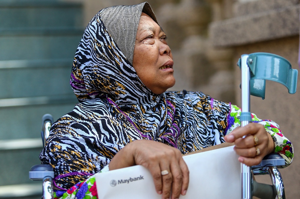 Mohd Redzuan Saibon mother’s, Siti Wan Abdul Jahar, is seen outside the Prime Minister’s Office in Putrajaya May 31, 2019. — Picture by Hari Anggara