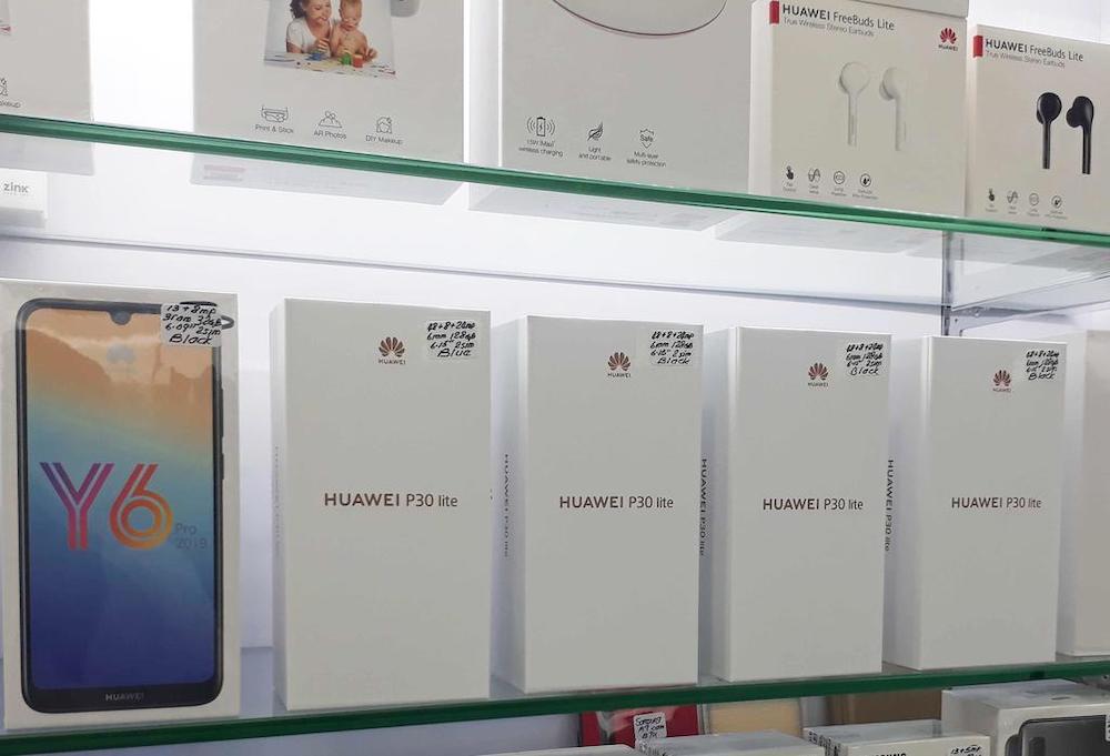 Without concrete answers from Huawei, two telcos in Singapore have been urging those using Huawei phones to wait for updates from the manufacturer. u00e2u20acu201d TODAY pic