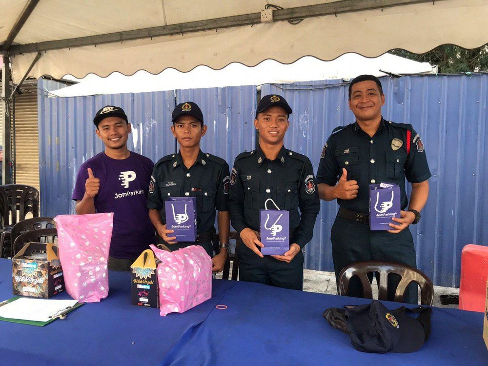 Police officers on duty in Kuala Lumpur were treated to a simple but meaningful ‘buka puasa’ gift. — Picture courtesy of JomParkir