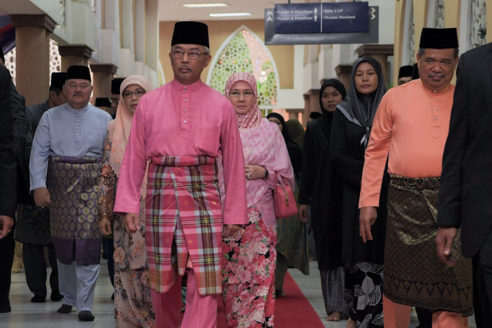 Yang di-Pertuan Agong Al-Sultan Abdullah Riu00e2u20acu2122ayatuddin and Raja Permaisuri Agong Tunku Azizah at the Khalid Al-Walid Mosque, Defence Ministry for breaking of fast with armed forces personnel. u00e2u20acu201d Bernama pic   
