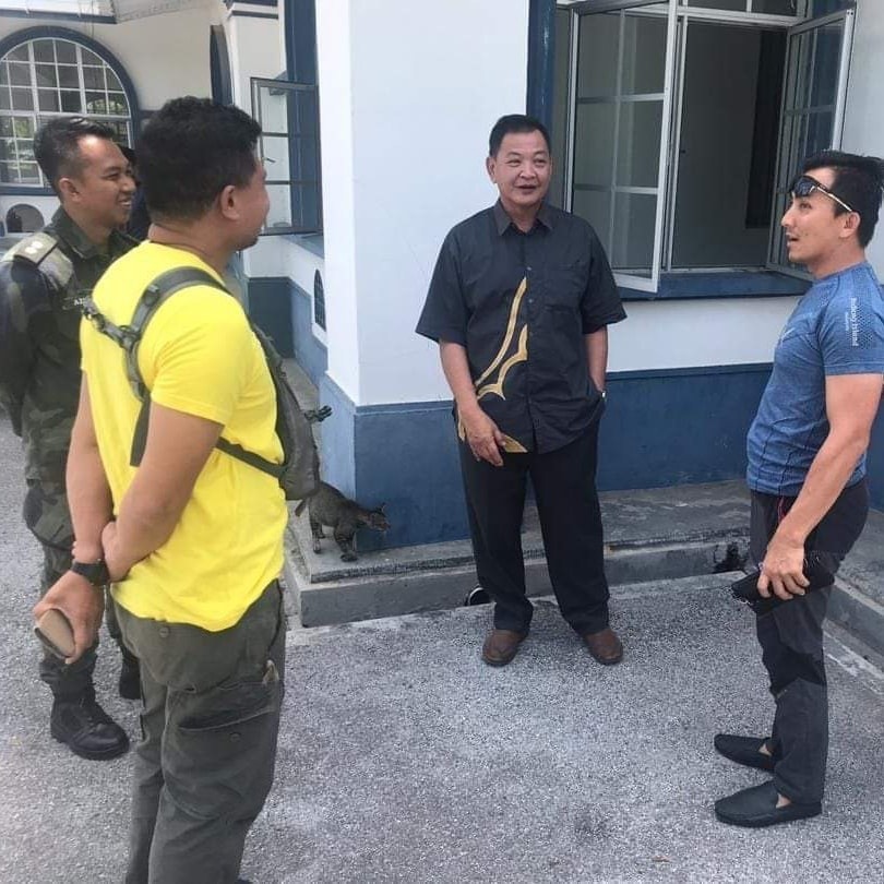 Datuk Seri Abdul Hamid Bador (centre) is pictured speaking to police personnel during an impromptu visit to a police station in Bidor, Perak. — Picture via Facebook
