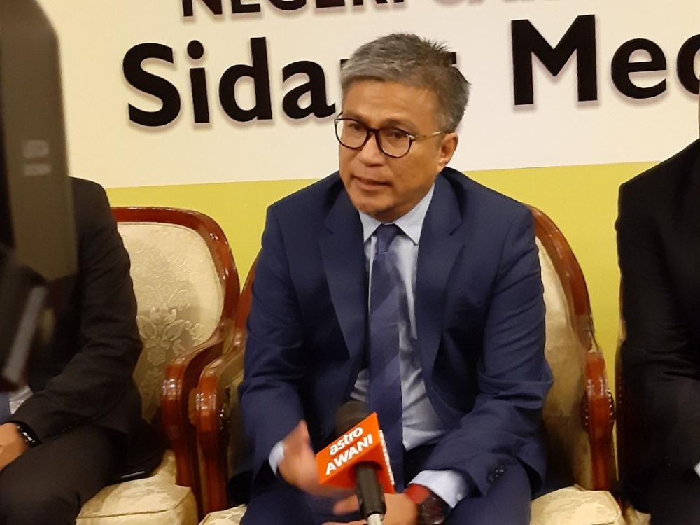 Annuar (left) said the state governmentu00e2u20acu2122s proposal will expedite the repairing and upgrading of dilapidated schools. u00e2u20acu201d Picture by Sulok Tawie