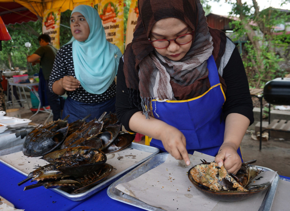 Zaitun Jaafar menyiapkan belangkas bakar di gerainya di Bazar Ramadan Kampung Padang Wahid, Kedawang, Langkawi. u00e2u20acu201d Foto Bernama