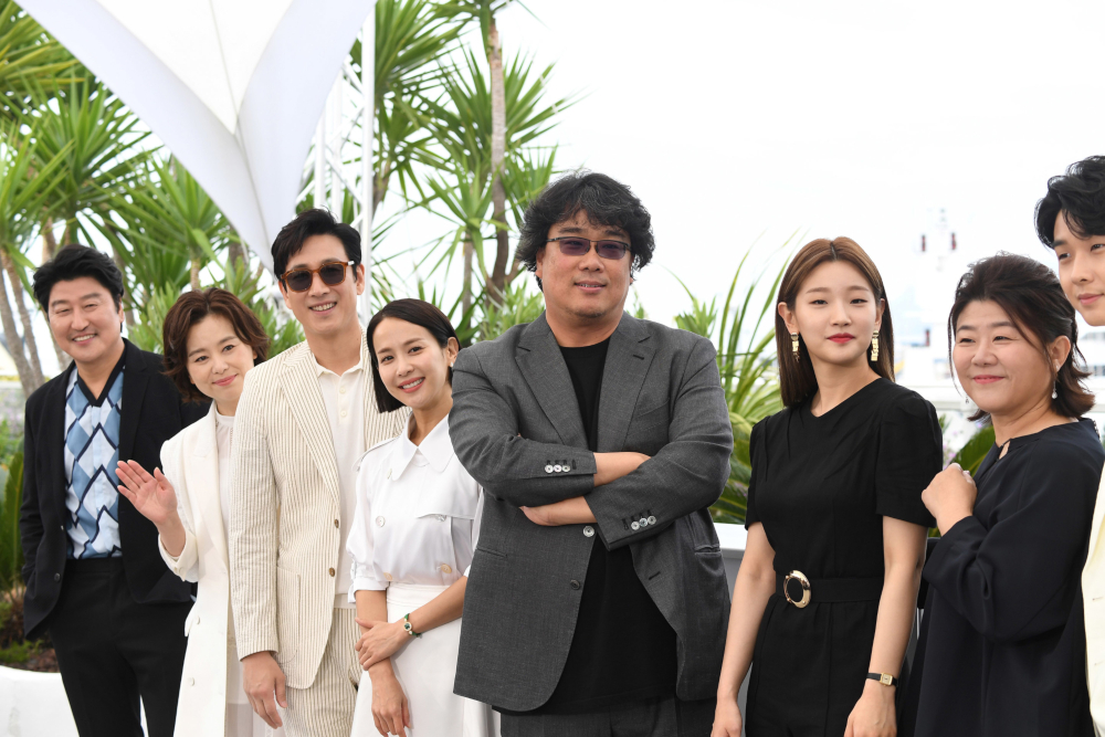 South Korean director Bong Joon-Ho (centre) surrounded by the cast of u00e2u20acu02dcParasiteu00e2u20acu2122 in Cannes, southern France, May 22, 2019. u00e2u20acu201d AFP pic