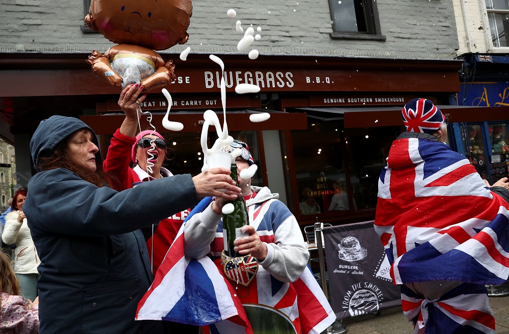 People celebrate outside Windsor Castle after Britainu00e2u20acu2122s Meghan, the Duchess of Sussex gave birth to a boy, in Windsor, Britain May 6, 2019. u00e2u20acu201d Reuters pic
