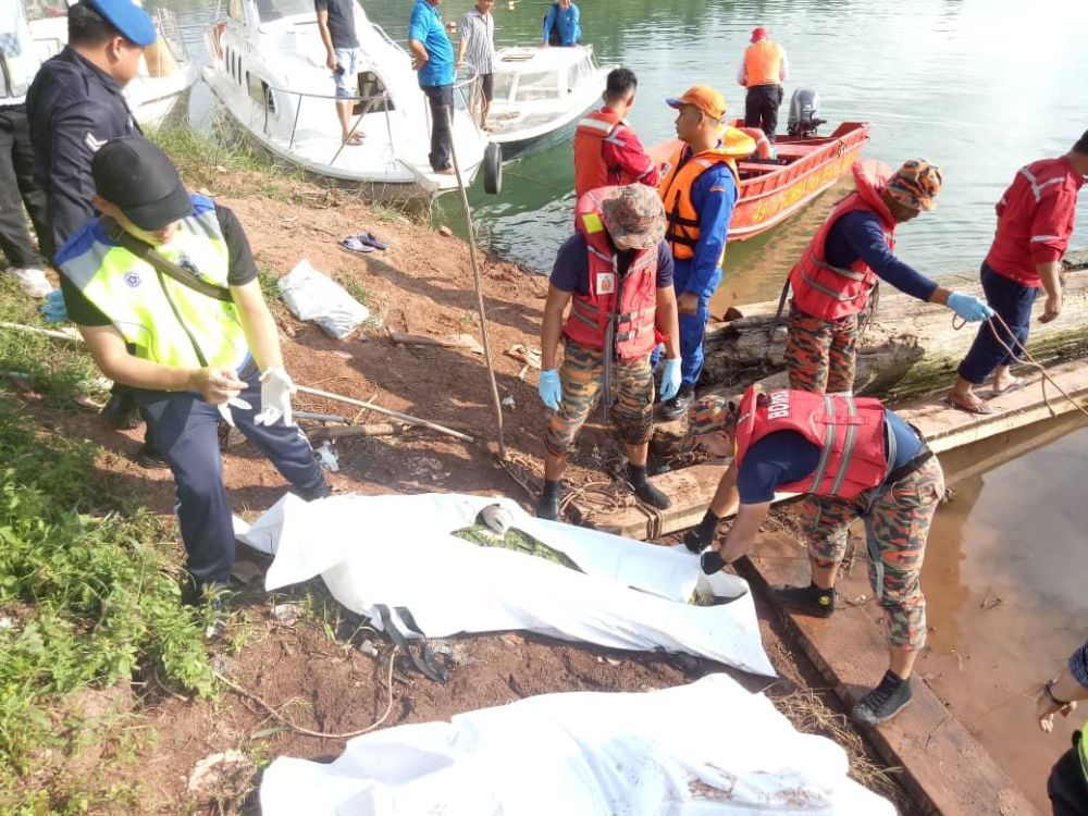 The bodies of both victims were handed over to the police. u00e2u20acu201d  Picture courtesy of the Bintulu Fire and Rescue Department
