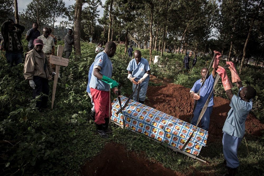 Health workers prepare to bury a coffin containing a victim of the ebola virus on May 16, 2019 in Butembo, DR Congo. u00e2u20acu201d AFP pic          