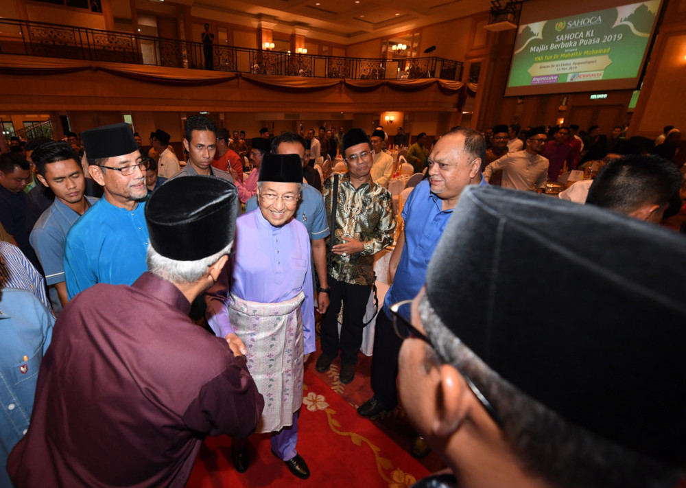 Prime Minister Tun Dr Mahathir Mohamad greets college alumni at the Sultan Abdul Hamid Old College Association breaking-of-fast event at Dewan Seri Endon in Putrajaya May 13, 2019. u00e2u20acu201d Bernama pic 