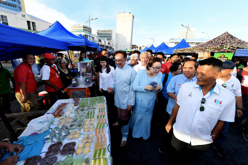 DAP candidate Vivian Wong, Datuk Seri Anwar Ibrahim and Datuk Christina Liew campaign in Sandakan May 7, 2019, ahead of the May 11 by-election. u00e2u20acu201d Bernama pic