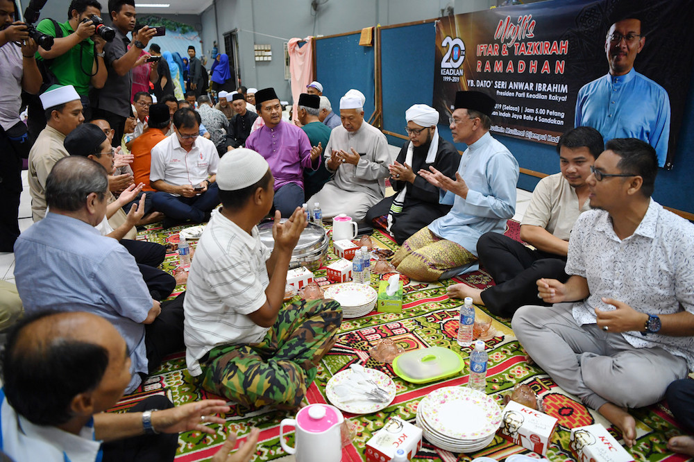 PKR president Datuk Seri Anwar Ibrahim breaks fast at Masjid Indah Jaya in Sandakan May 7, 2019. u00e2u20acu201d Bernama pic