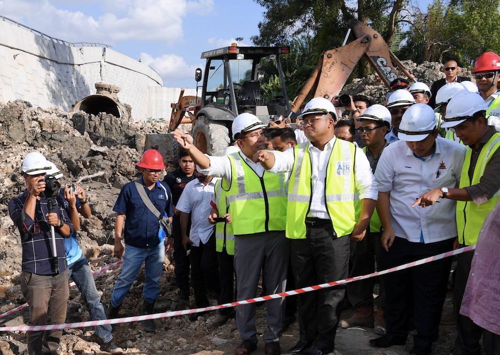 Selangor Mentri Besar Amirudin Shari visits the site of the burst water mains at the West Coast Expressway project site in Klang May 7, 2019. — Bernama pic