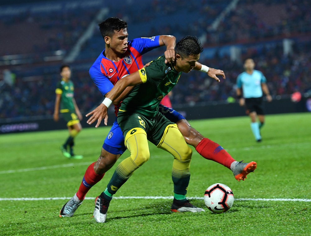JDT player Muhammad Safawi Rasid in action with Kedah player Azmeer Yusof in Johor Baru May 26, 2019. u00e2u20acu201d Bernama pic