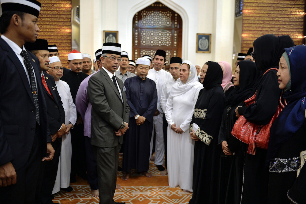 Sultan Abdullah Ahmad Shah speaks to Datuk Dahlan Zainuddinu00e2u20acu2122s family at the Saidina Abu Bakar As-Siddiq Mosque in Bangsar May 29, 2019. u00e2u20acu201d Bernama