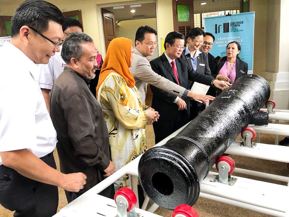 Penang Chief Minister Chow Kon Yeow (fifth from left) takes a look at one of two 200-year-old cannons dug up from Fort Cornwallis at Universiti Sains Malaysia May 10, 2019. u00e2u20acu201d Picture by Sayuti Zainudin