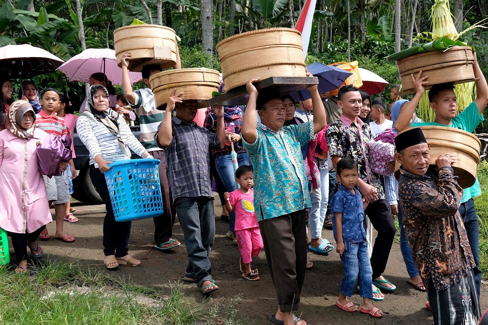 This picture taken on May 3, 2019 shows Indonesians carrying baskets of food on their heads as part of the Nyadran festival to welcome the holy month of Ramadan in Temanggung, Central Java. u00e2u20acu201d AFP pic        