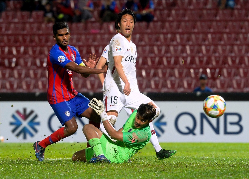 JDT player Haris Harun and goalkeeper Mohd Izham Tarmizi in action against Kashima Antlers player Sho Ito during the Asian Champions League match in Johor Baru May 8, 2019. u00e2u20acu201d Bernama pic