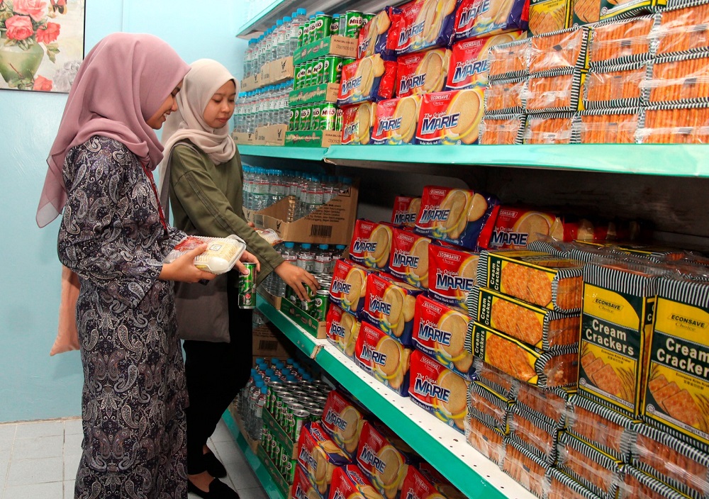 UTM students at the Food Bank Siswa outlet in Johor Baru April 15, 2019. u00e2u20acu201d Bernama pic