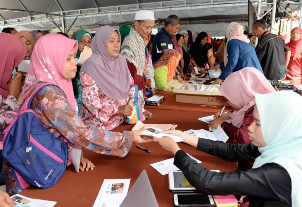 Low-income single mothers and housewives receive their KIDA cards at the Dewan Al Hana in Sik, Kedah May 20, 2019. u00e2u20acu201d Bernama pic