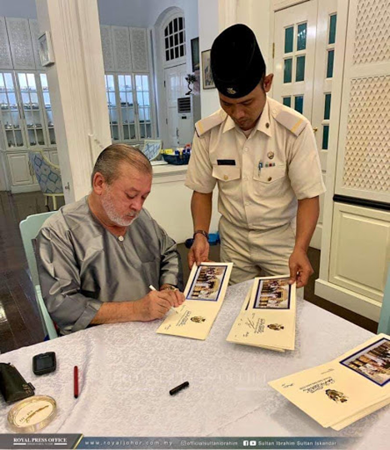 Sultan Ibrahim Sultan Iskandar menandatangani kad Hari Raya di Istana Pasir Pelangi di Johor Baru. u00e2u20acu201d Foto ihsan Facebook/Sultan Ibrahim Sultan Iskandar 
