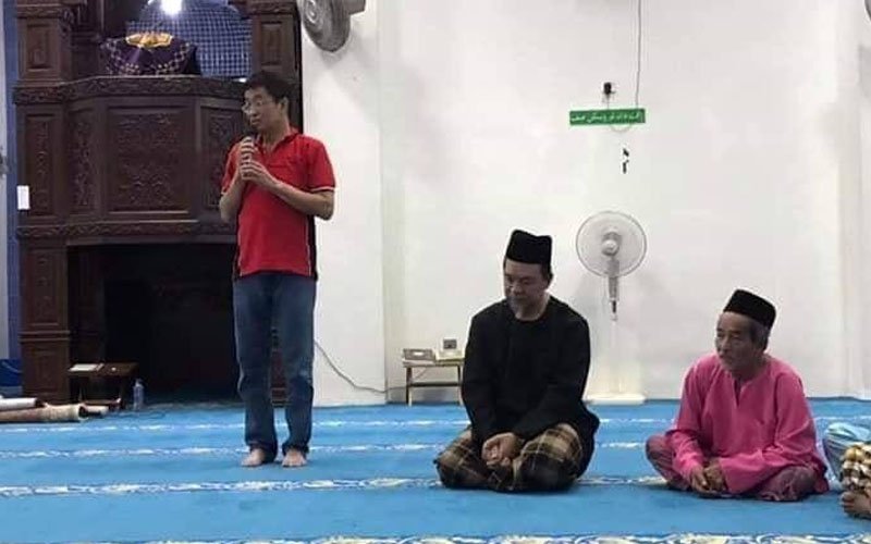 Labis MP Pang Hok Liong said he only gave a speech thanking the mosque committee for hosting him and to announce an RM1,000 allocation to the mosque. u00e2u20acu201d Picture via Facebook/Pang Hok Liong