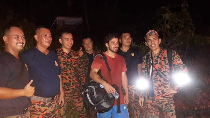 Cypriot Makhelo Gabriel (third right) with members of the SAR team last night, May 17, 2019. u00e2u20acu2022 Picture courtesy of Petra Jaya Bomba