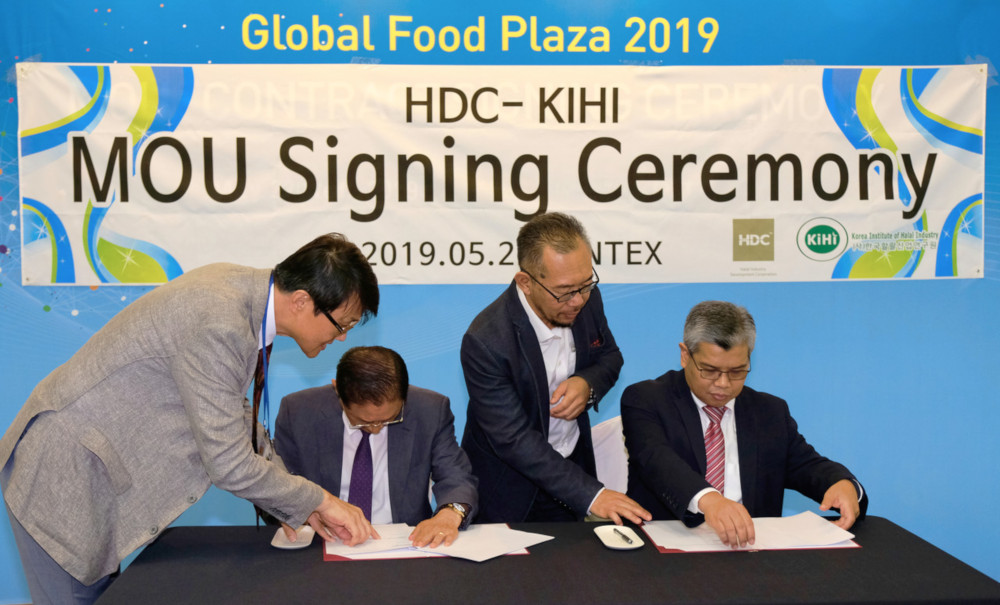 HDC vice president Hanisofian Alias (right) inking a memorandum of understanding with Korea Institute of Halal Industry, represented by its president Geong Jang (second from left)  in Seoul May 22, 2019. u00e2u20acu201d Bernama pic 