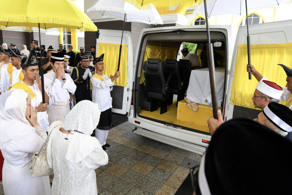 Tengku Arif Temenggong Pahang Tengku Fahd Muau00e2u20acu2122adzam and FT Mufti Datuk Zulkifli Mohamad Al Bakri recite a prayer before the remains of Paduka Ayahanda Sultan Haji Ahmad Shah Al-Mustau00e2u20acu2122in Billah May 22, 2019. u00e2u20acu201d Bernama pic 