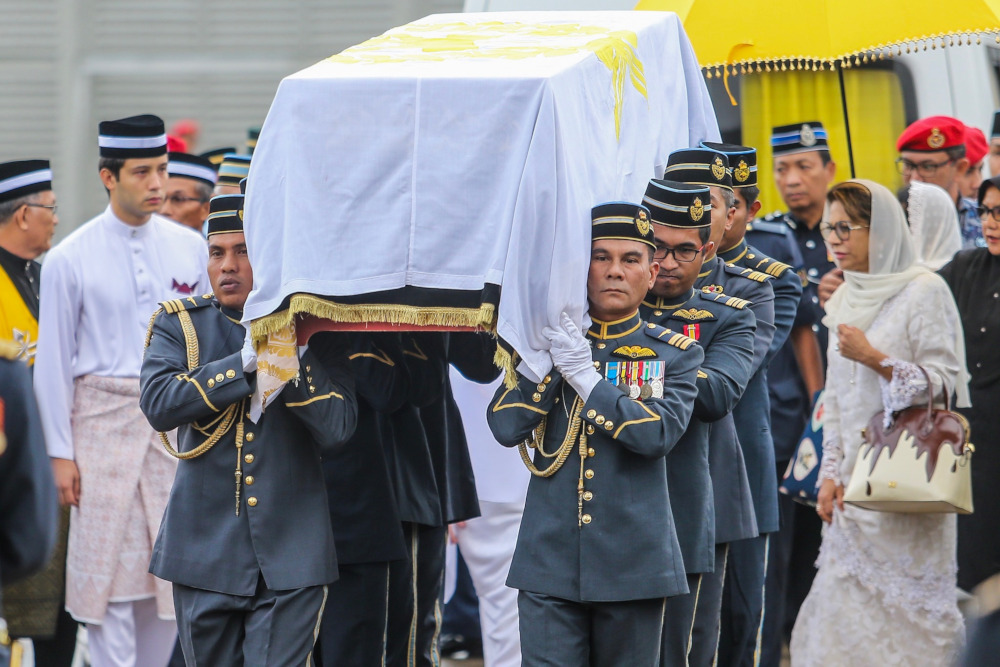 The coffin carrying the remains of Paduka Ayahanda Sultan Ahmad Shah Al Mustau00e2u20acu2122in Billah Ibni Almarhum Sultan Abu Bakar at TUDM Subang before being flown aboard a special aircraft to the Kuantan RMAF Base in Pahang. u00e2u20acu201d Picture by Hari Anggara
