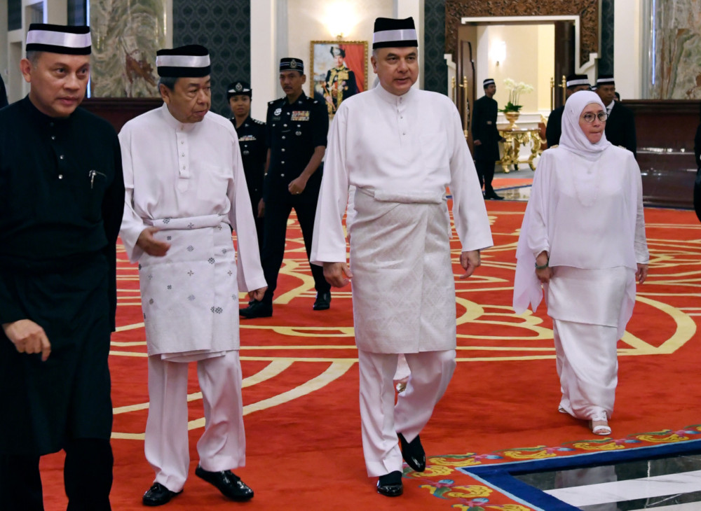 Sultan of Perak Sultan Nazrin Shah at Istana Negara May 22, 2019. Also with him are Sultan Sharafuddin Idris Shah and Raja Permaisuri Agong Tunku Azizah Aminah Maimunah Iskandariah. u00e2u20acu201d Bernama pic