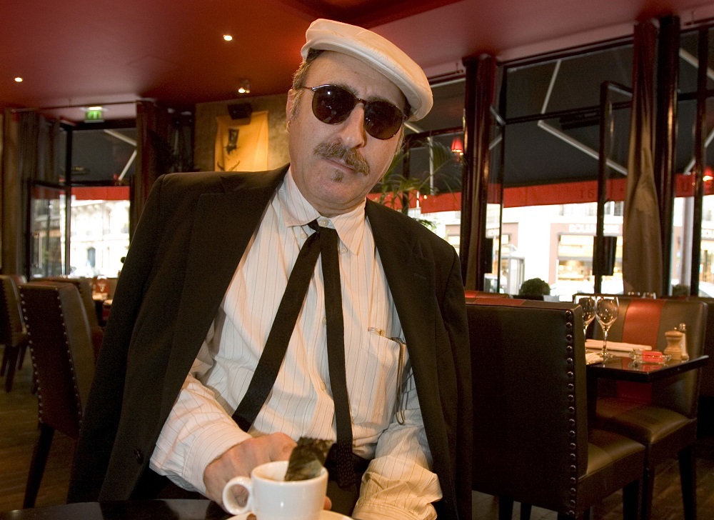This photo taken on September 15, 2005 shows Leon Redbone, jazz and blues musician, posing in a restaurant in Paris. u00e2u20acu2022 AFP pic         