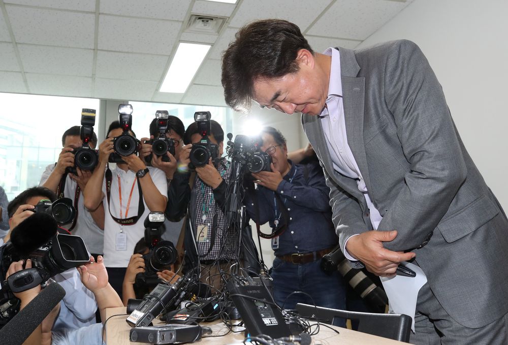 Lee Sang-moo, senior official of South Koreau00e2u20acu2122s tour agency u00e2u20acu02dcVery Good Touru00e2u20acu2122 which organised a group tour to Hungary, bows during a press conference at its headquarters in Seoul, South Korea, May 30, 2019. u00e2u20acu201d Yonhap picture via Reuters