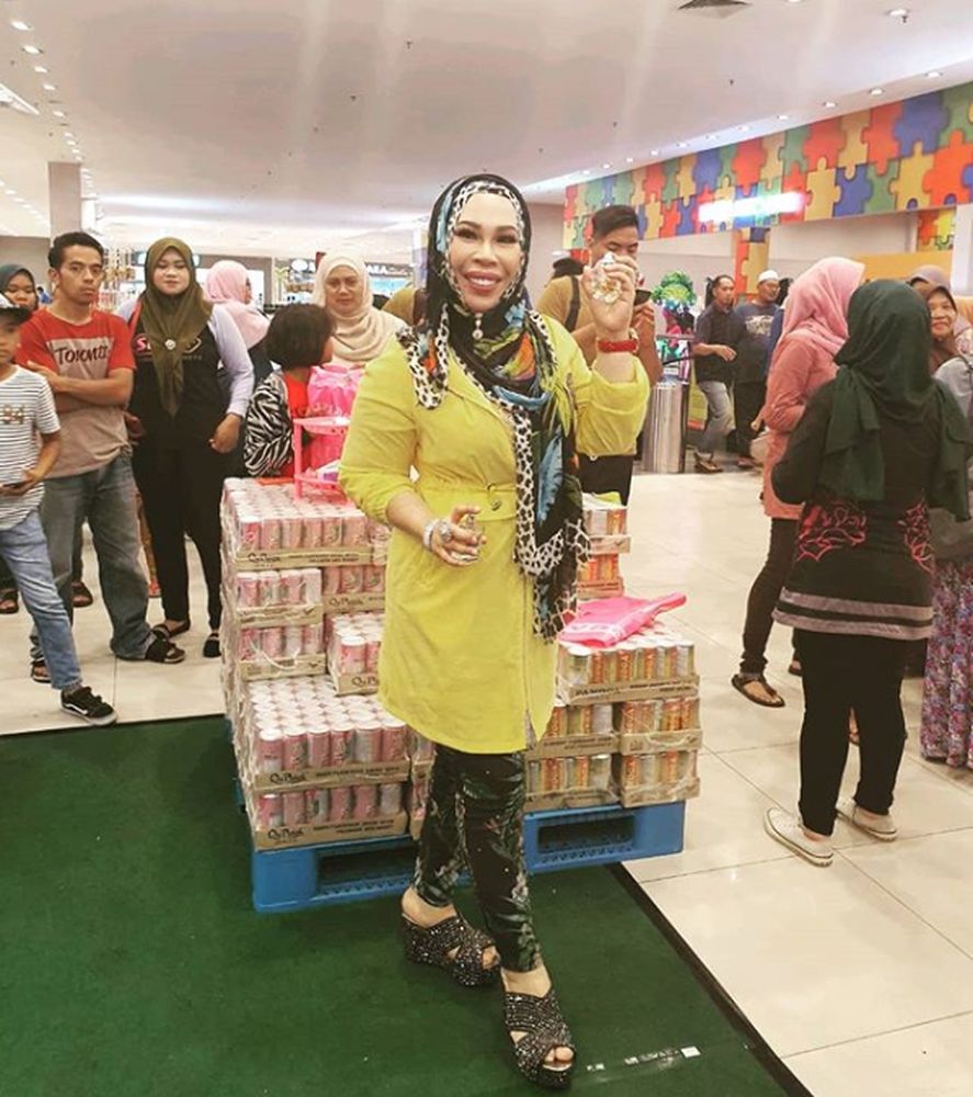 Datuk Seri Vida posing for a photo during a promotional event in MyTown, Cheras. Picture via Instagram/Datou00e2u20acu2122 Seri Dr. Hajah Vida