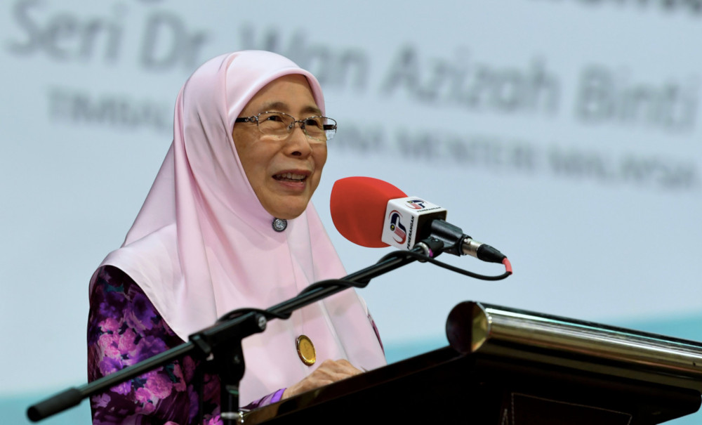 Deputy Prime Minister Datuk Seri Dr Wan Azizah Wan Ismail giving a speech to department heads and village community management council leaders at Politeknik Seberang Prai May 24, 2019. u00e2u20acu201d Bernama pic    