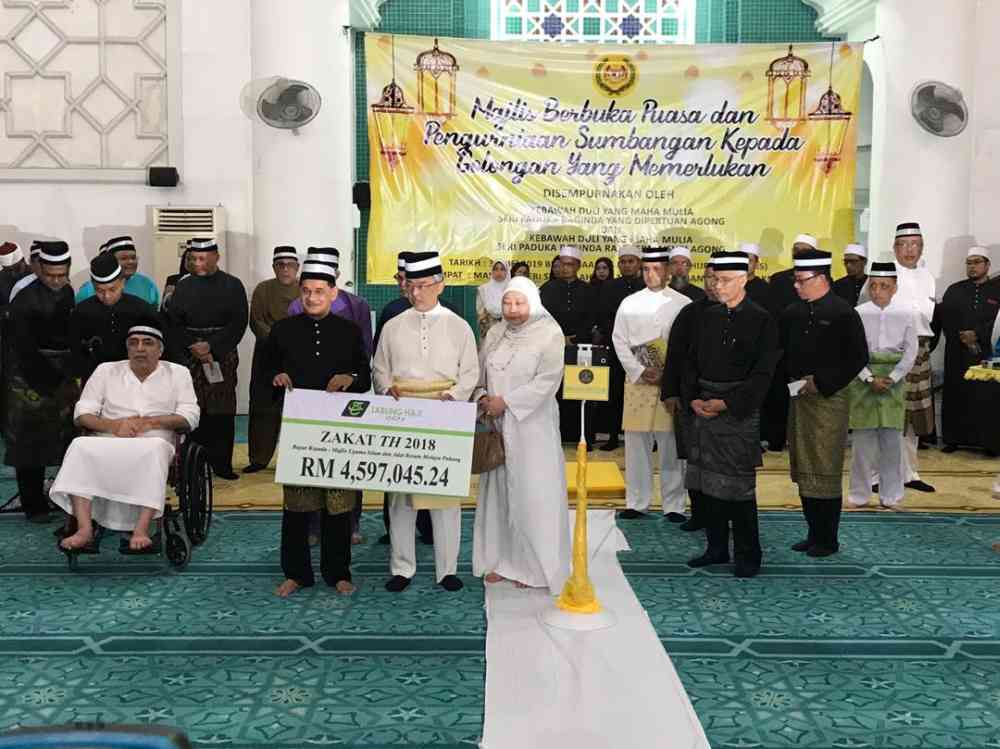 Yang di-Pertuan Agong Al-Sultan Abdullah Ri'ayatuddin Al-Mustafa Billah Shah hands out contributions to the needy at Masjid Sultan Ahmad 1 in Kuantan May 30, 2019. u00e2u20acu2022 Picture  via Twitter/bernamadotcom