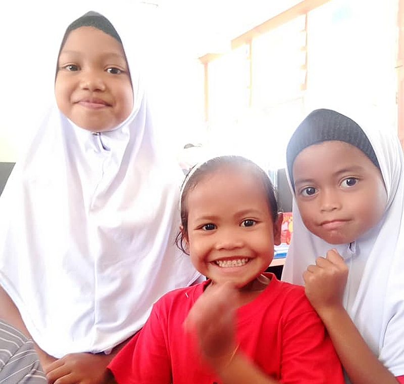 Aishah (centre) with some of her schoolmates. u00e2u20acu201d Picture from Facebook/Mohd Hafis Ismail