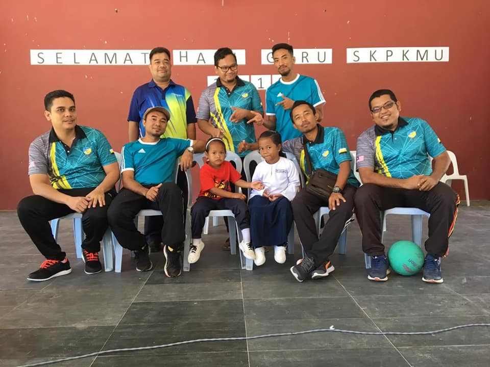 Teachers of SK Pos Kuala Mu Sungai Siput with the ‘viral kid’ Aishah Long Anak Rudy. — Picture from Facebook/Mohd Hafis Ismail