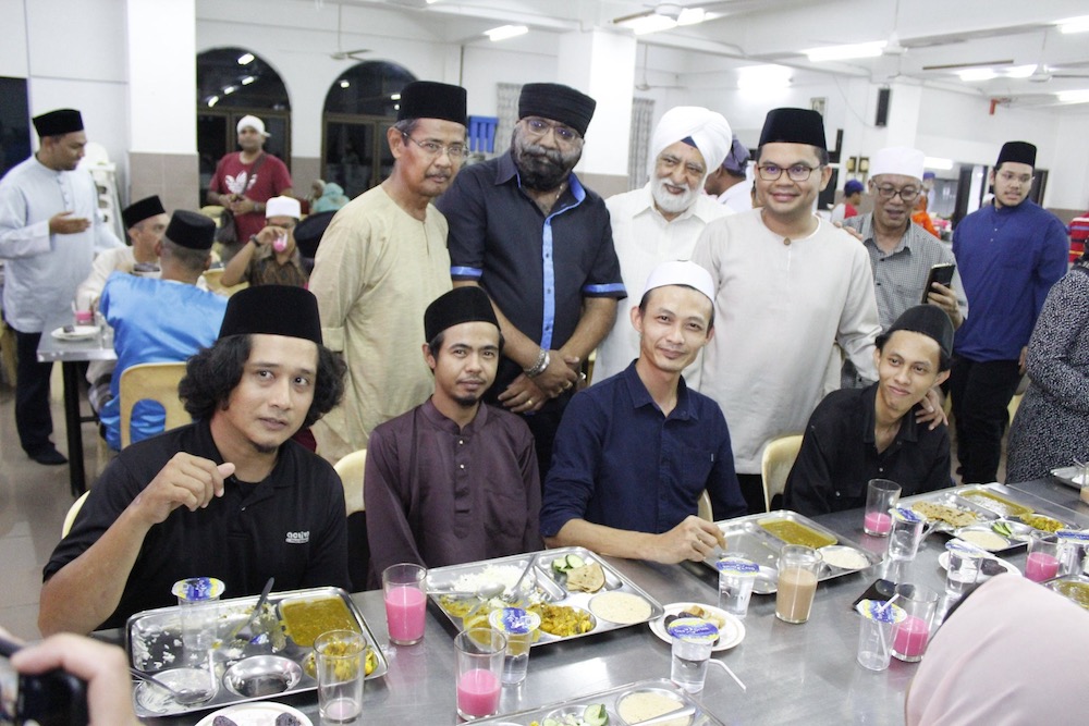 Johor Baru MP Akmal Nasrullah Nasir breaks fast with guests at the Johor Baru Sikh Gurdwara Sahib May 28, 2019. — Picture courtesy of the Johor Baru Parliament Office